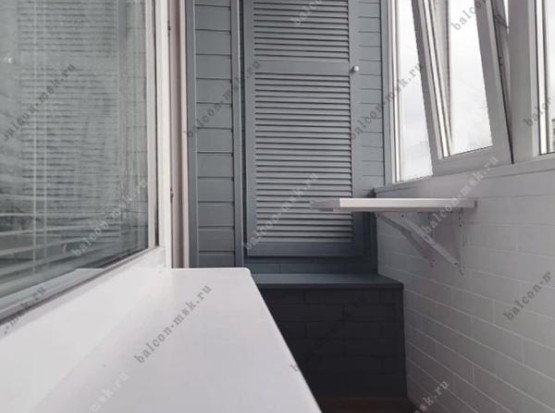 Ремонт балкона вагонкой и паркетом из липы